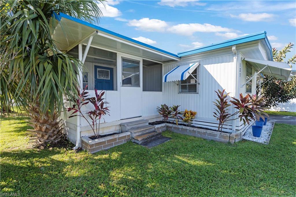 HOLIDAY MANOR - Residential