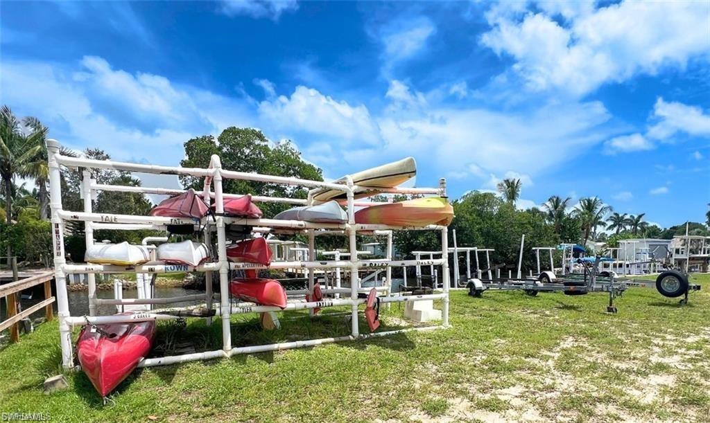 HOLIDAY MANOR - Residential