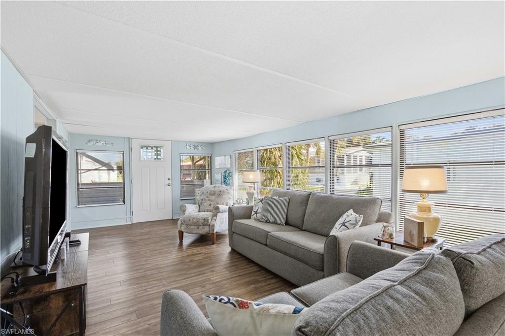 HOLIDAY MANOR - Residential