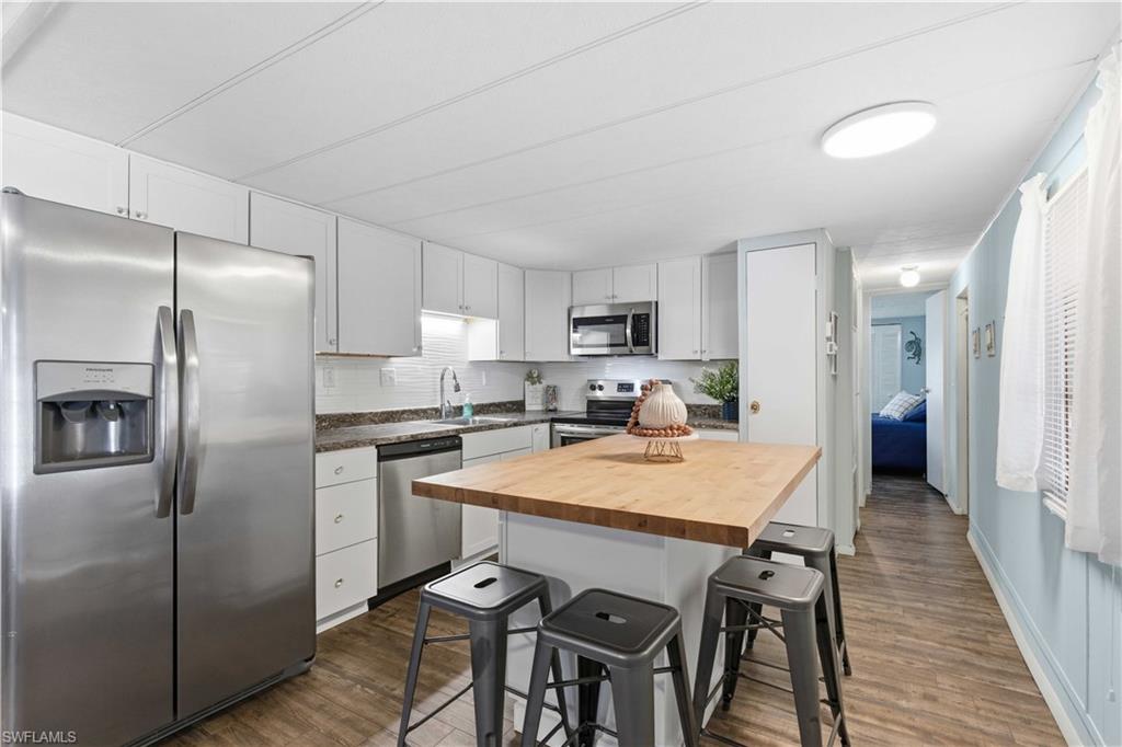 HOLIDAY MANOR - Residential