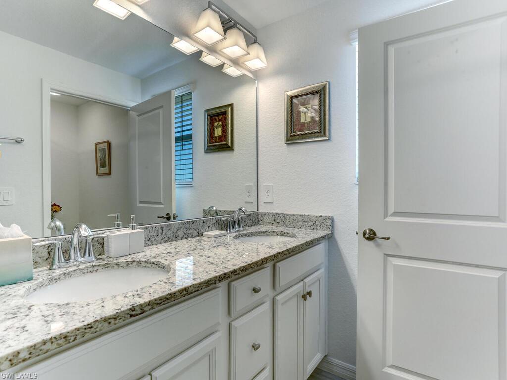 HAMPTON LAKES - Residential