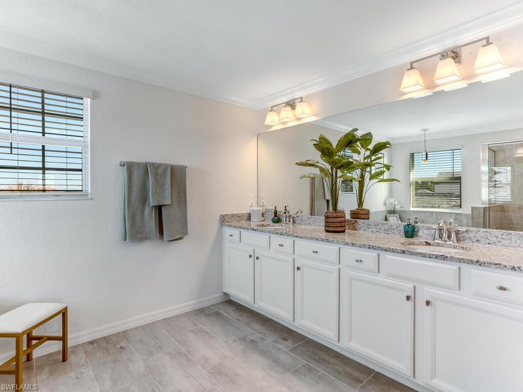 HAMPTON LAKES - Residential