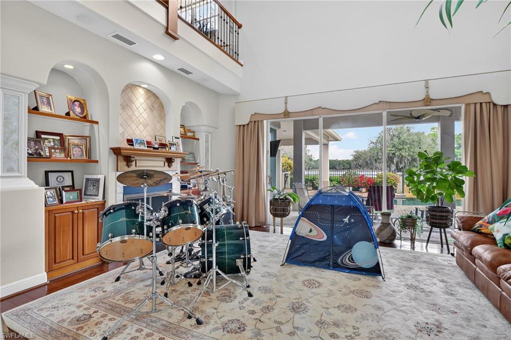 Properties 1964 Rialto WAY