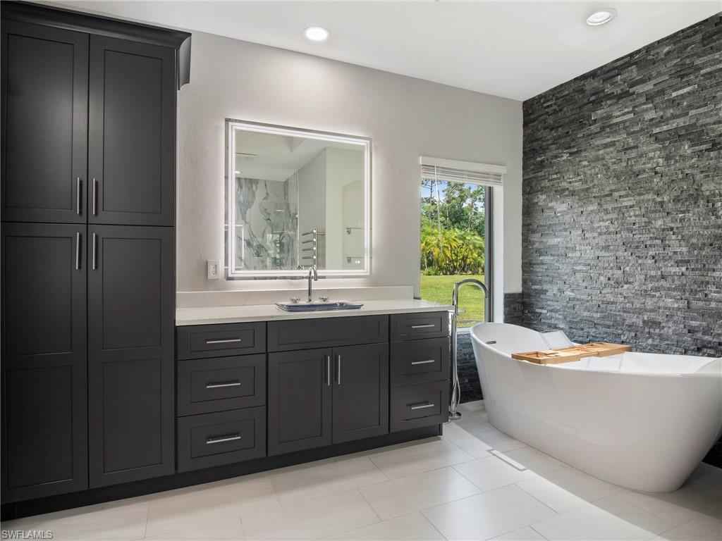 COLONIAL FARMS - Residential