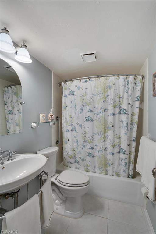 ADMIRALTY YACHT & RACQUET CLUB - Residential