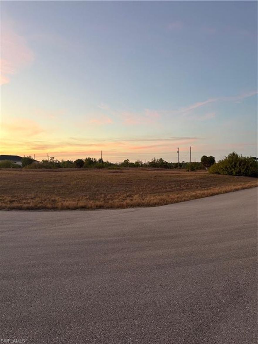 Look at this clean corner lot, 0.25 acres for sale for under the market value. Located in the proximity of the Seven Islands Project, public parks and Marina. The electricity pole is located at a few feets away. You can build the house of your dreams in this quiet corner.
Please use Showing Time to keep track of the prospective buyers. 
The sign will be placed next week.