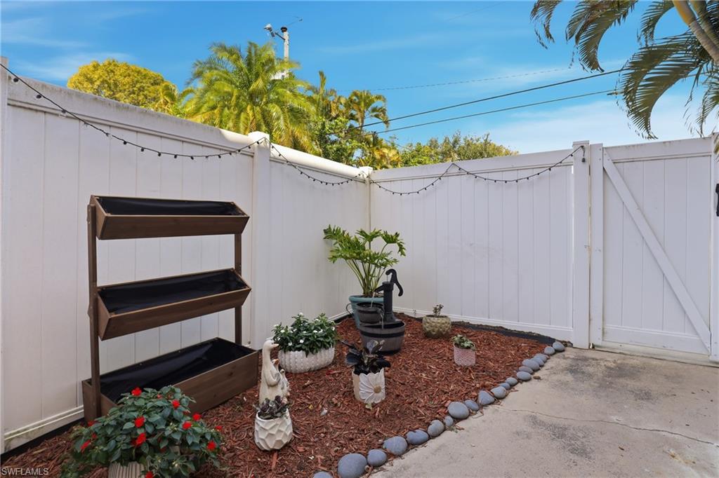 ENGLISH VILLAGE CONDO - Residential