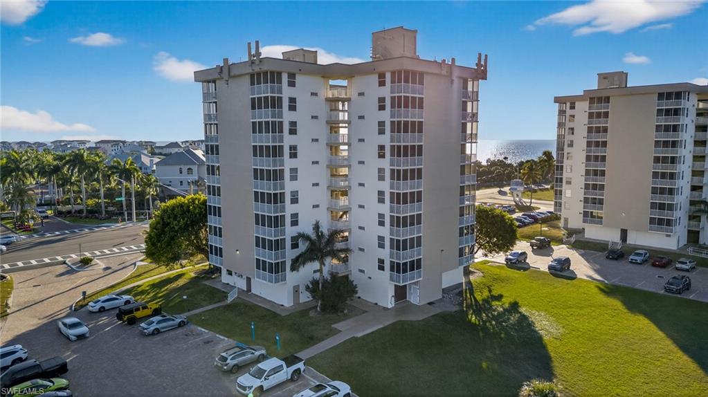 BEACH AND TENNIS CLUB - Residential