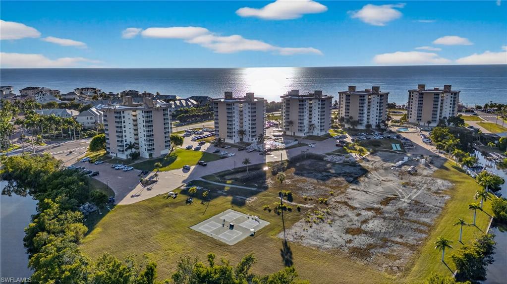 BEACH AND TENNIS CLUB - Residential