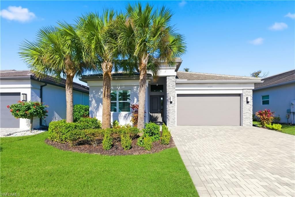 Photo of 11323 Jacaranda DR, NAPLES, FL 34120 (MLS # 225083973)