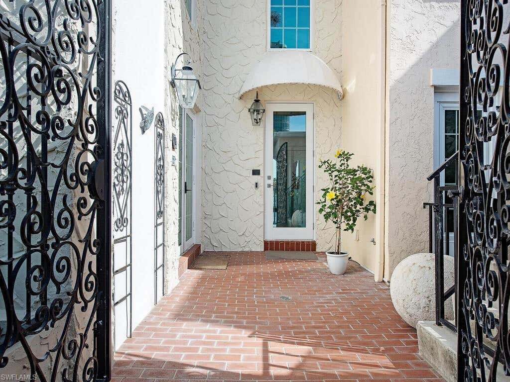 Photo of 4000 Gulf Shore BLVD N #1600, NAPLES, FL 34103 (MLS # 225015473)