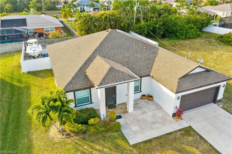 BEAUTIFUL HOME  - 5/3, 2180 sq ft  sq ft , in the beautiful SW Cape Coral Neighborhood. BRIGHT CLEAN! Home specifically design TO ENJOY every space, with an open floor plan. Enter the home  and immediately fall in love with it. This home features a large lanai with an outdoor kitchen, PLUS fenced paved patio with a shed home included in the sale!!!Huge Custom kitchen with enormous Island, granite counters, enough space for pantry in large cabinets. A bar area which also includes the dinning area table that matches the island in the kitchen! 3 bathrooms are recently remodeled, huge master closet for her and an extra closet was build in the master room for him. Assessments are almost paid off. GREAT AREA BY CHIQUITA BETWEEN BEACH AND SAVONA, Pass by and see it yourself !  DONT MISS ON THIS CHANCE!

?En venta ? HERMOSA CASA - 5/3, 2180 pies cuadrados, en el hermoso vecindario SW Cape Coral. ¡LIMPIA y  AGRADABLE! Hogar diseñado específicamente PARA DISFRUTAR de cada espacio. No se pierdan esta OPORTUNIDAD!! Hablo Espanol.