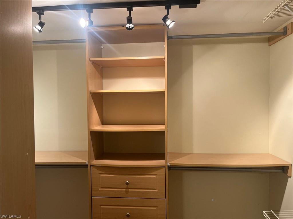 SEVEN LAKES - Residential