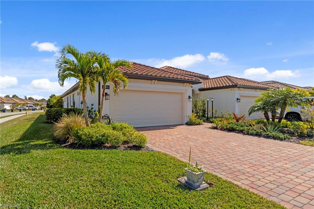 ESPLANADE LAKE CLUB - Residential