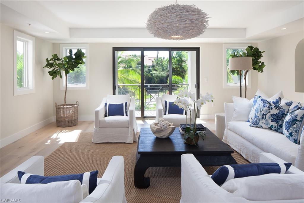 ESMERALDA ON EIGHTH - Residential