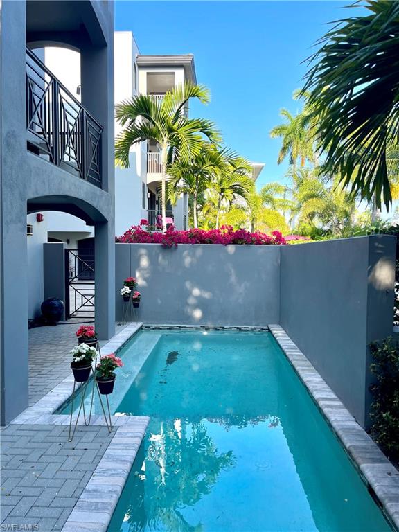 ESMERALDA ON EIGHTH - Residential