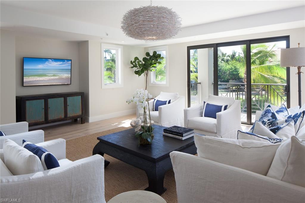 ESMERALDA ON EIGHTH - Residential