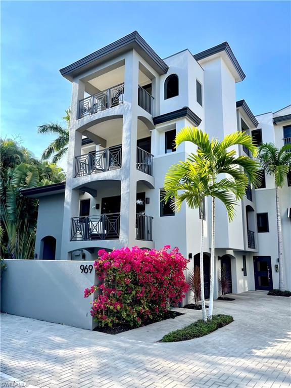 ESMERALDA ON EIGHTH - Residential