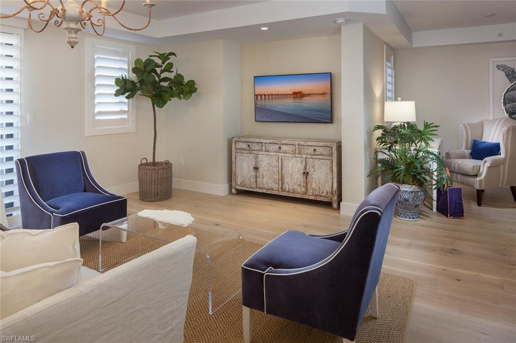 ESMERALDA ON EIGHTH - Residential