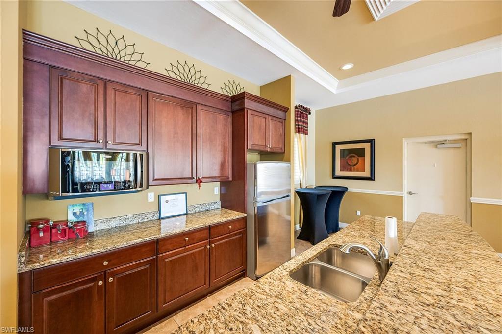 MANCHESTER SQUARE - Residential Lease