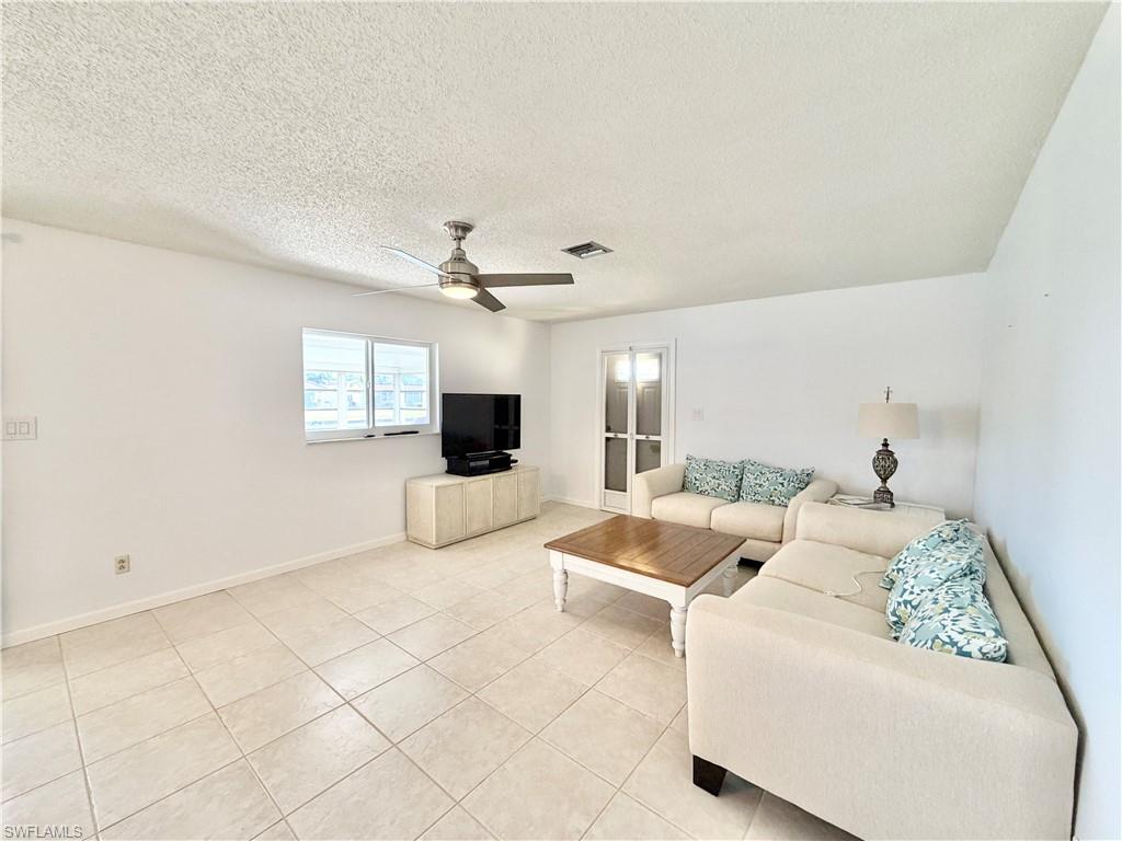 GLADES COUNTRY CLUB - Residential Lease