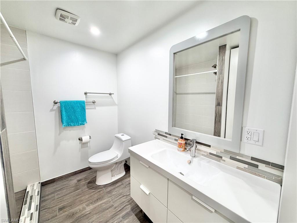 GLADES COUNTRY CLUB - Residential Lease