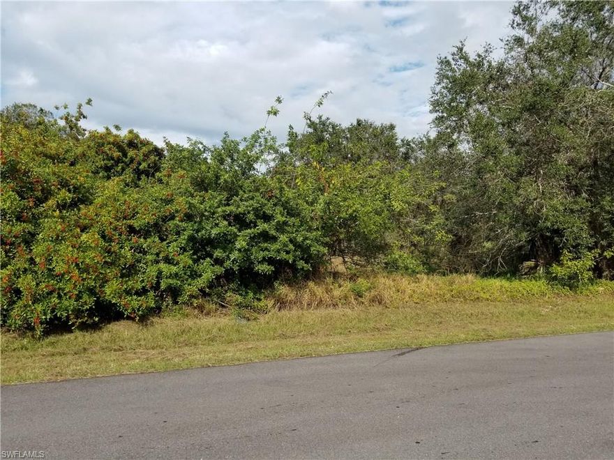 Excellent property ready for your dream home.  Located near Mall and Hospital.