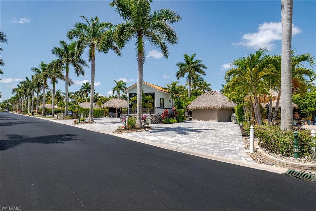 NAPLES MOTORCOACH RESORT - Land