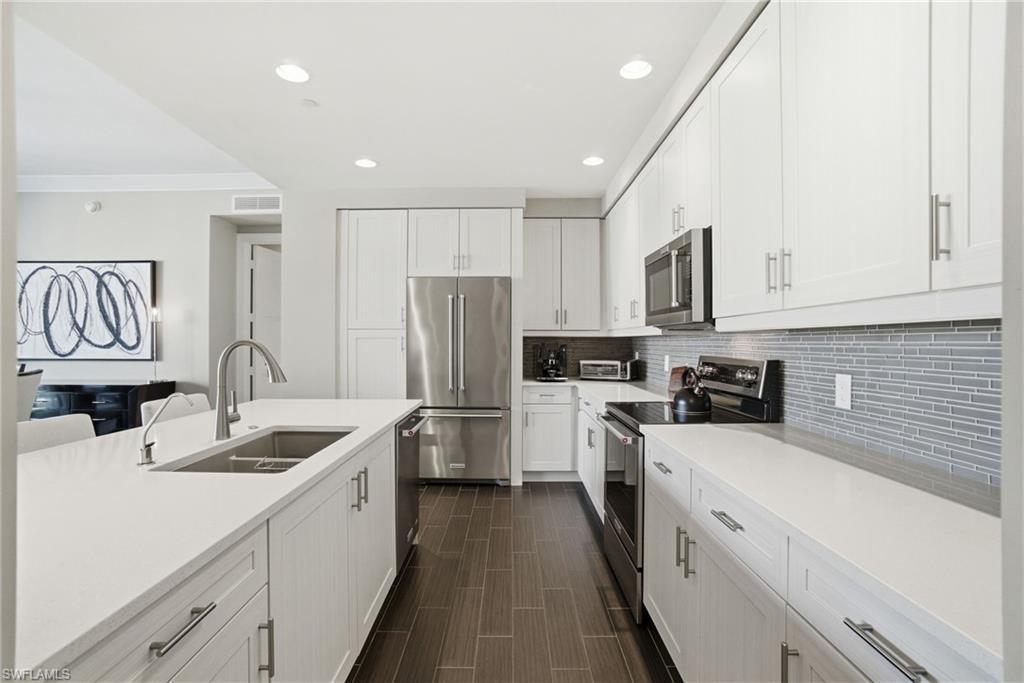 NAPLES SQUARE - Residential