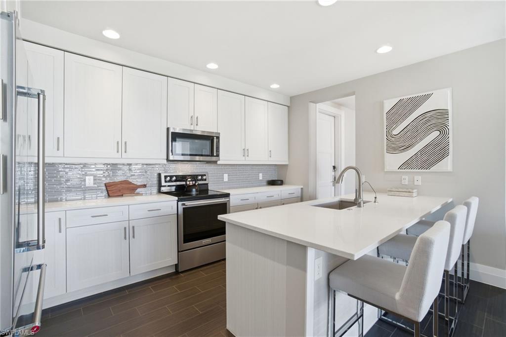 NAPLES SQUARE - Residential