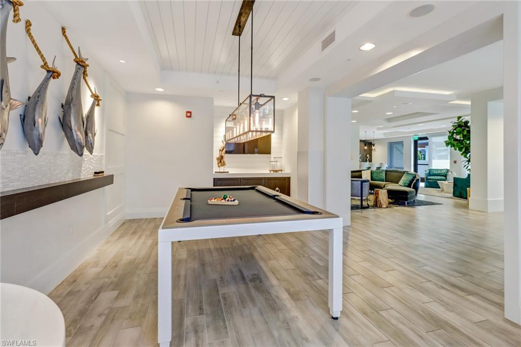 NAPLES SQUARE - Residential