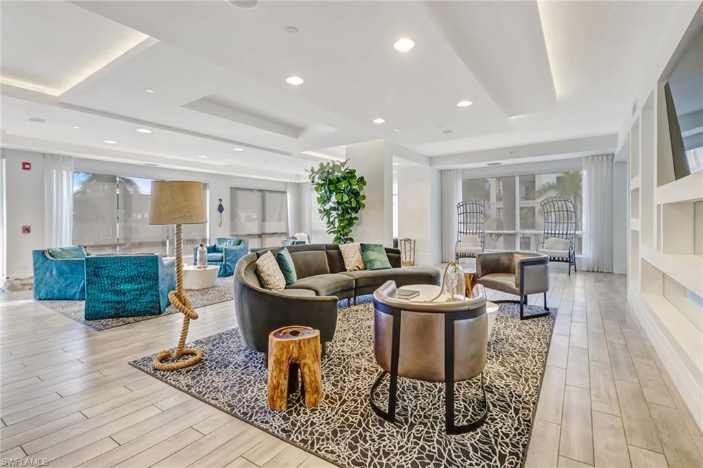 NAPLES SQUARE - Residential