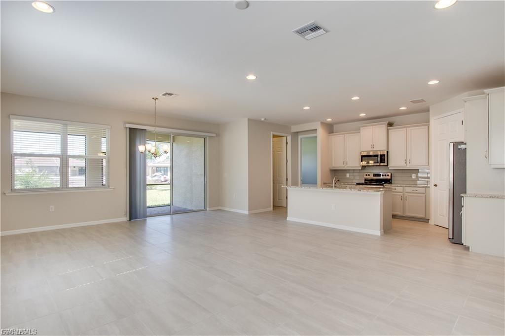 VENETIAN POINTE - Residential Lease