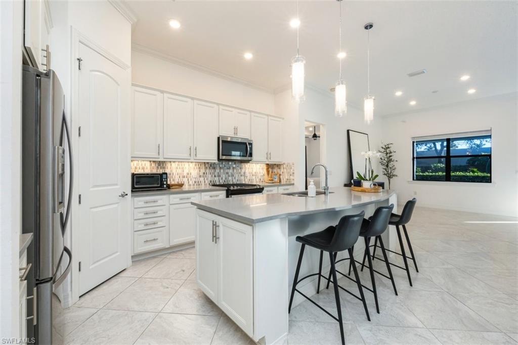 AVERY SQUARE - Residential