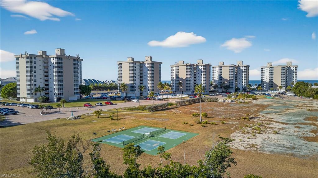 BEACH AND TENNIS CLUB - Residential