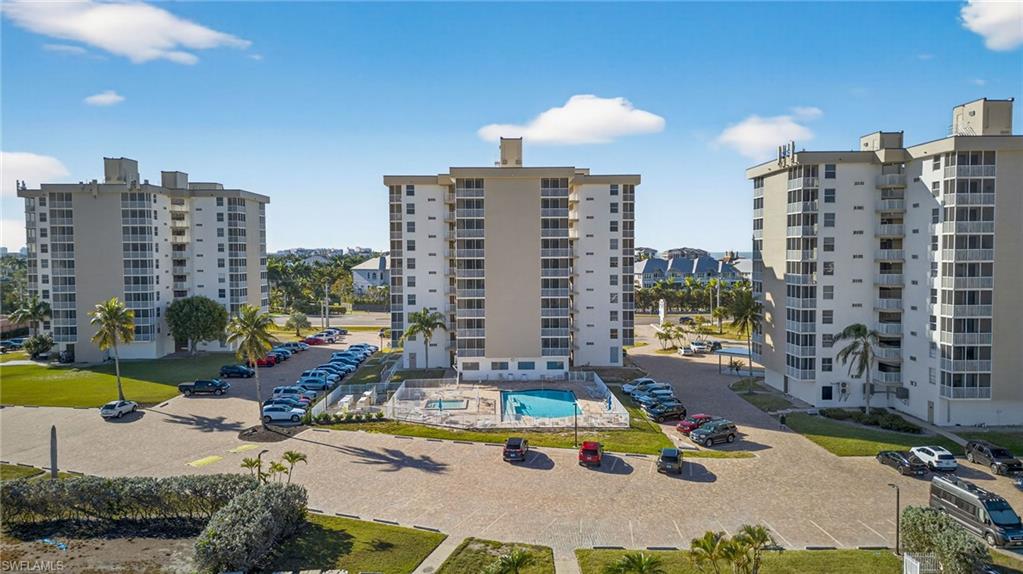 BEACH AND TENNIS CLUB - Residential