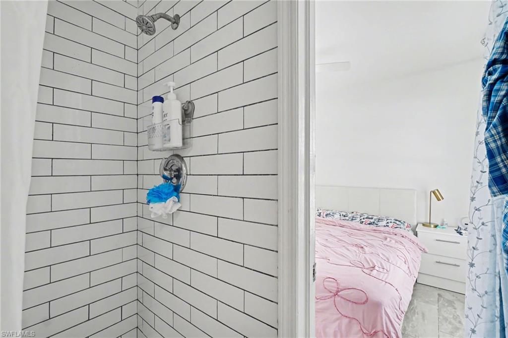 PARADISE SHORES - Residential