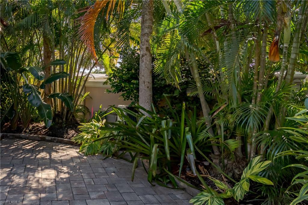 NAPLES MOTORCOACH RESORT - Land