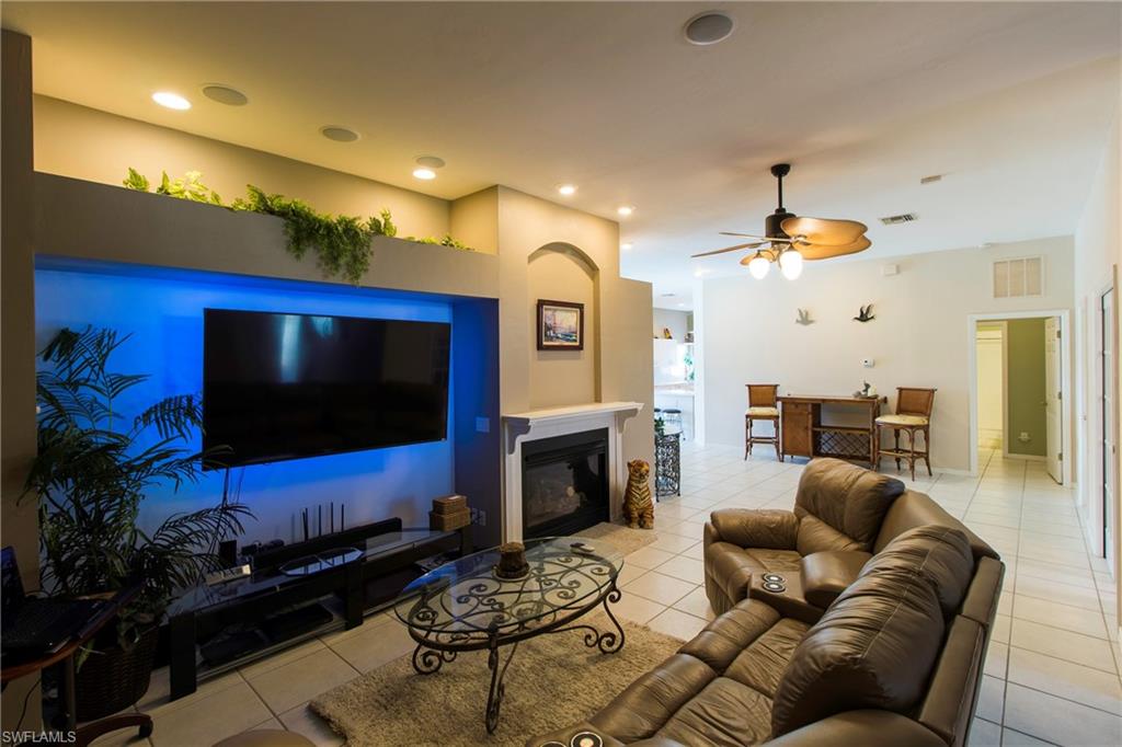 VARSITY LAKES - Residential