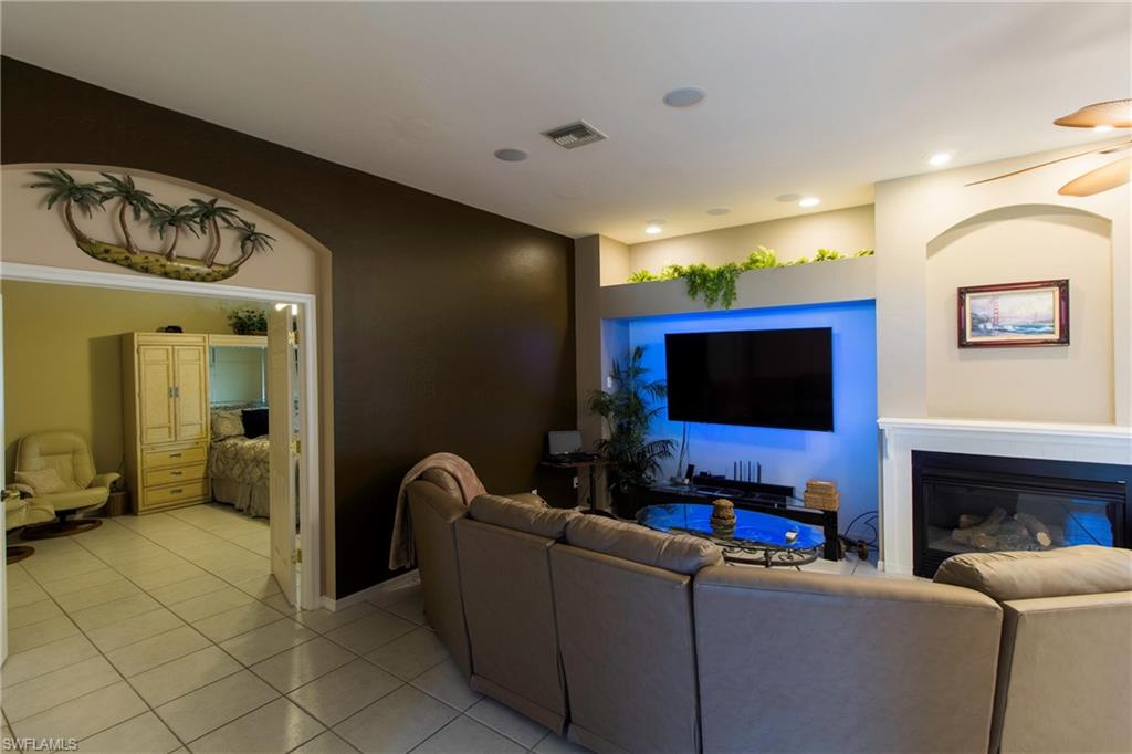 VARSITY LAKES - Residential