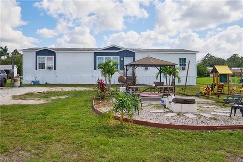 A home in LABELLE