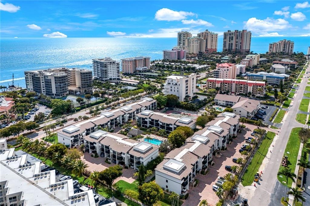 TOWN HOUSE SQUARE - Residential