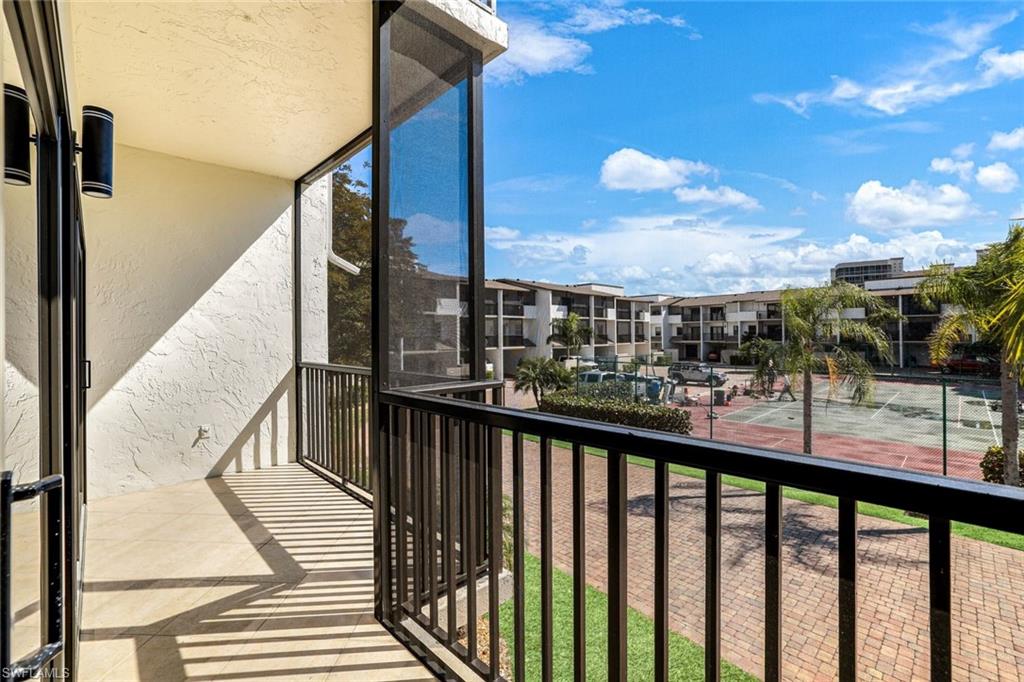 TOWN HOUSE SQUARE - Residential