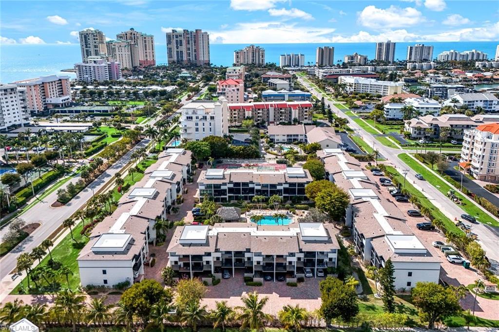 TOWN HOUSE SQUARE - Residential