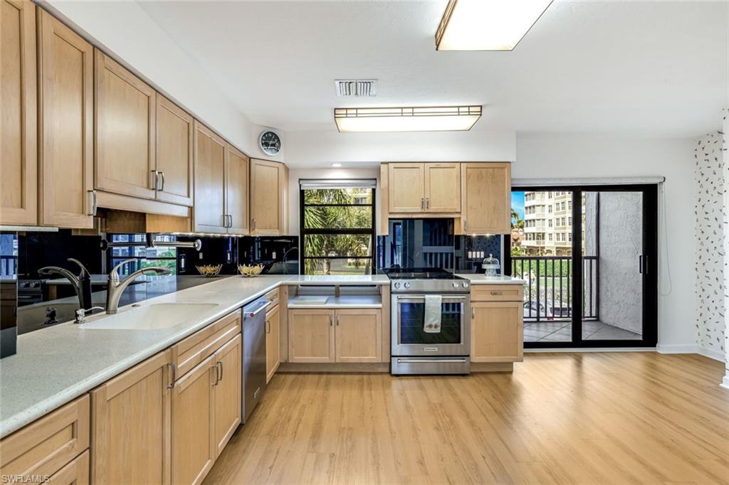 TOWN HOUSE SQUARE - Residential