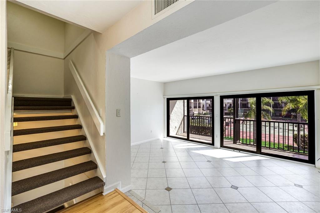 TOWN HOUSE SQUARE - Residential