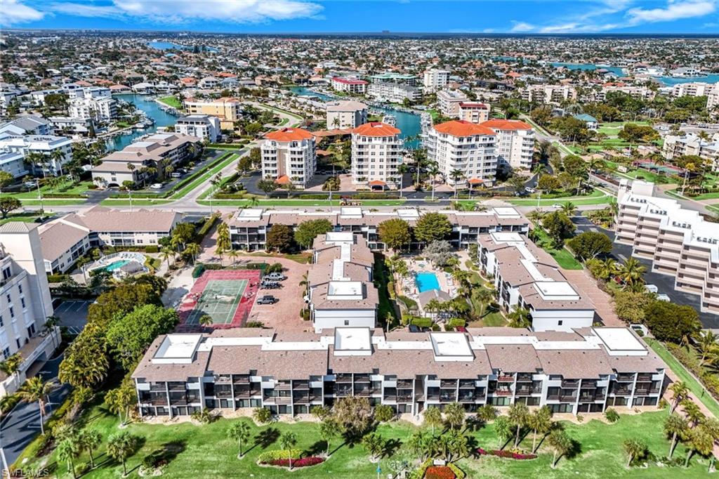 TOWN HOUSE SQUARE - Residential