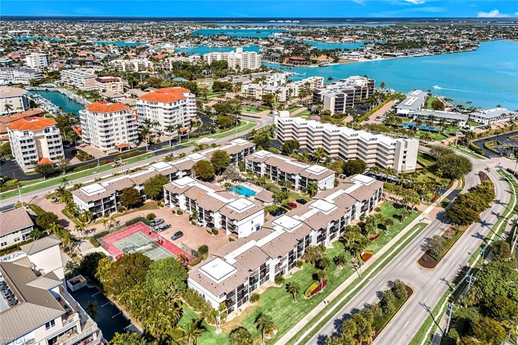 TOWN HOUSE SQUARE - Residential