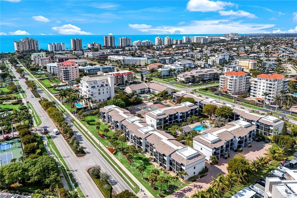 TOWN HOUSE SQUARE - Residential