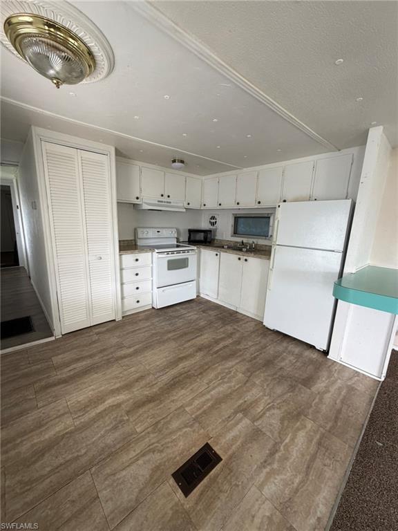 MOBILE MANOR - Residential